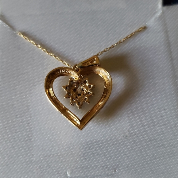 New 1/4 carat diamond accent heart cluster pendant - Picture 3 of 3